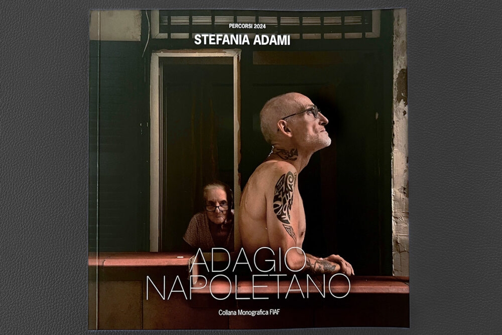 Al Festival della Fotografia Italiana, appena aperto lo scorso weekend è stato presentato fresco di stampa il libro di Stefania Adami “adagio Napoletano”, nuovo titolo della collana monografie Fiaf a cura di Fulvio Merlak.