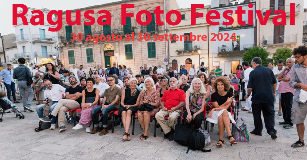 In arrivo la dodicesima edizione del Ragusa Photo festival a Ragusa Ibla da venerdì 30 agosto a domenica 1 settembre: tre giorni di seminari, workshop, letture, premiazioni e talk che accompagnano l’aperturadelle 15 esposizioni dislocate per un mese in alcune location dell’antico quartiere barocco.