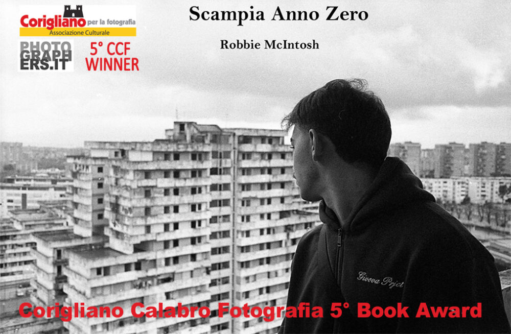 Il vincitore della 5° edizione del Corigliano Calabro Fotografia Book Award è Robbie McIntosh con il suo progetto Scampia anno zero.