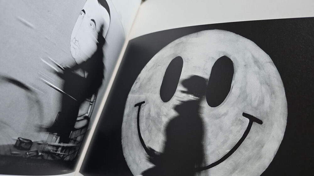 PRETESTI di Giovanni Paolini è il nuovo capitolo di una ricerca fotografica che Giovanni Paolini ha iniziato negli anni ‘80 e che ha portato avanti con passione e impegno fino ad oggi. Questo libro raccoglie alcune delle migliori fotografie in bianco e nero che Giovanni ha scattato negli ultimi anni sul tema dell’estemporaneo e della metafisica urbana.
