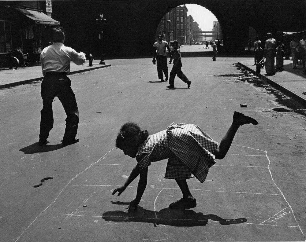 Walter-Rosenblum-Hopscotch-EAST-HARLEM-1952-copia